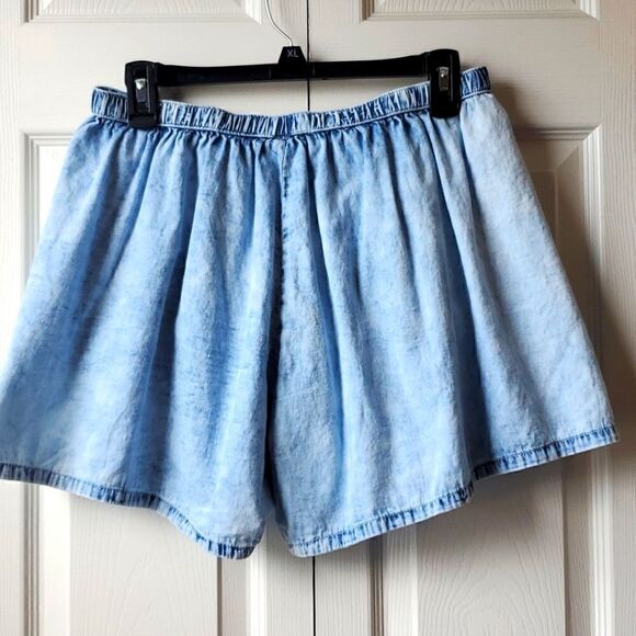 What hot, womans distressed shorts, with pockets,  size large - Picture 3 of 3